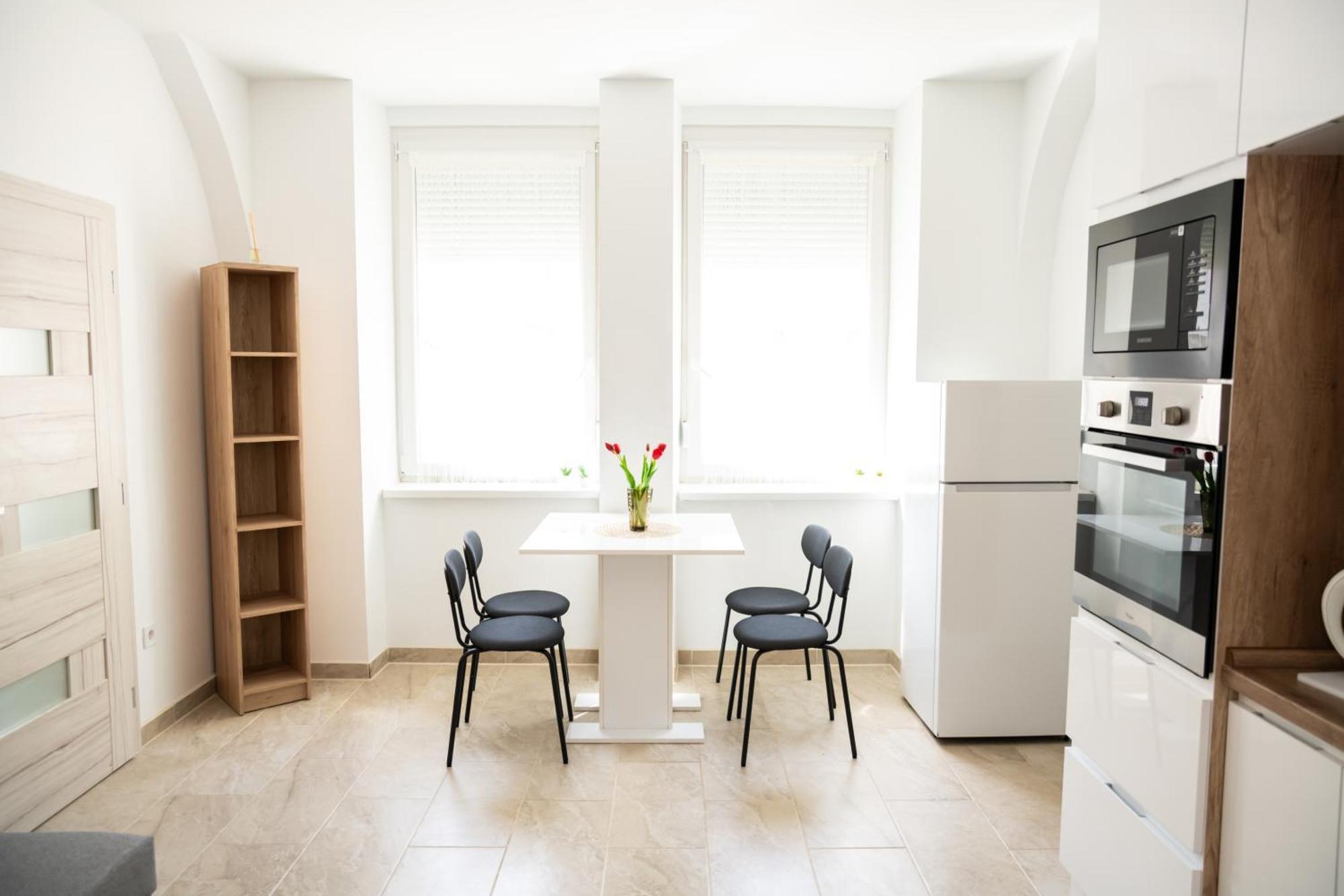 Winestone Corner Apartment Дебрецен Екстериор снимка